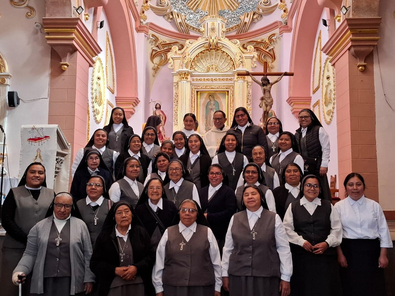 Una comunidad reunida en oración