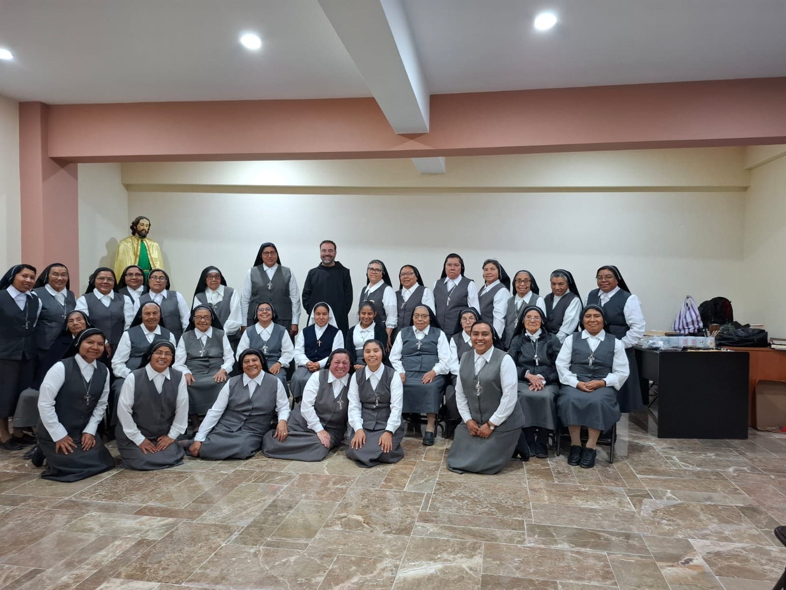Hermanas que caminan juntas