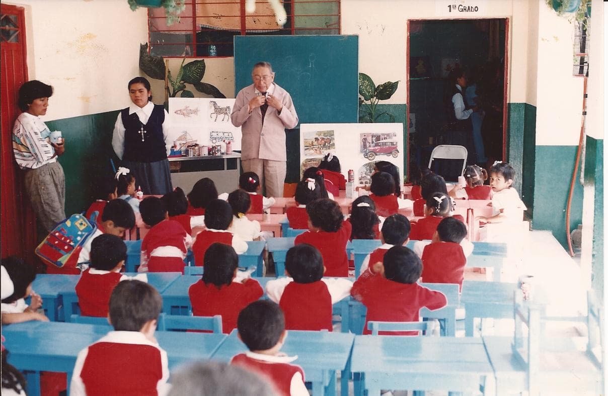 Visita de nuestro Padre Fundador al Jardín de Niños Nazareth.