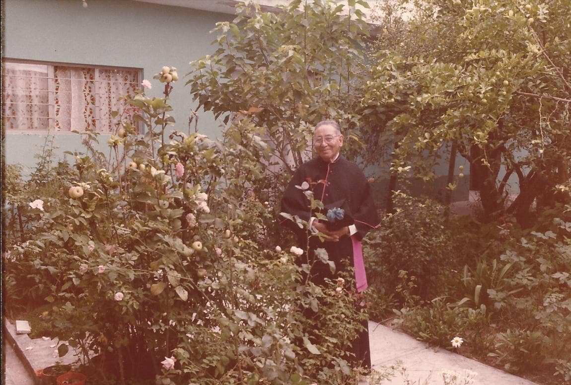 Nuestro Padre Fundador, Pbro. Lic. Luis Fiacro Guerrero Ramírez, paseando en el jardín de la Casa Central