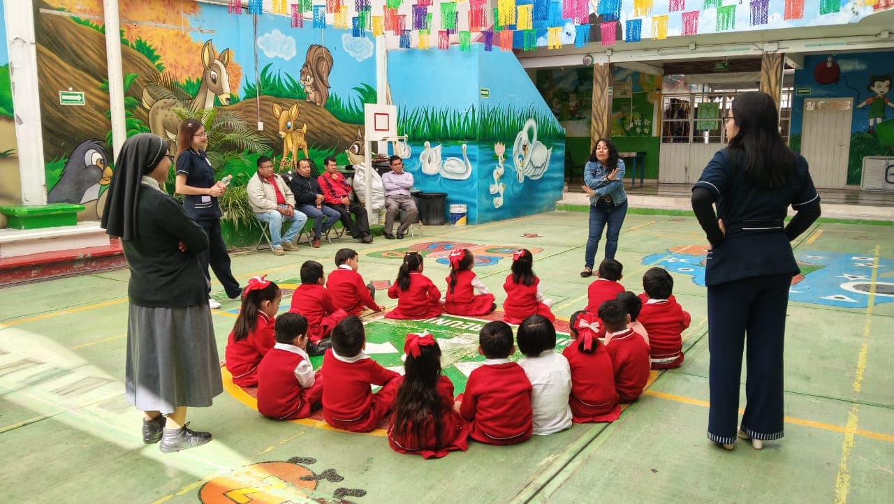 Niñas y niños felices y seguros