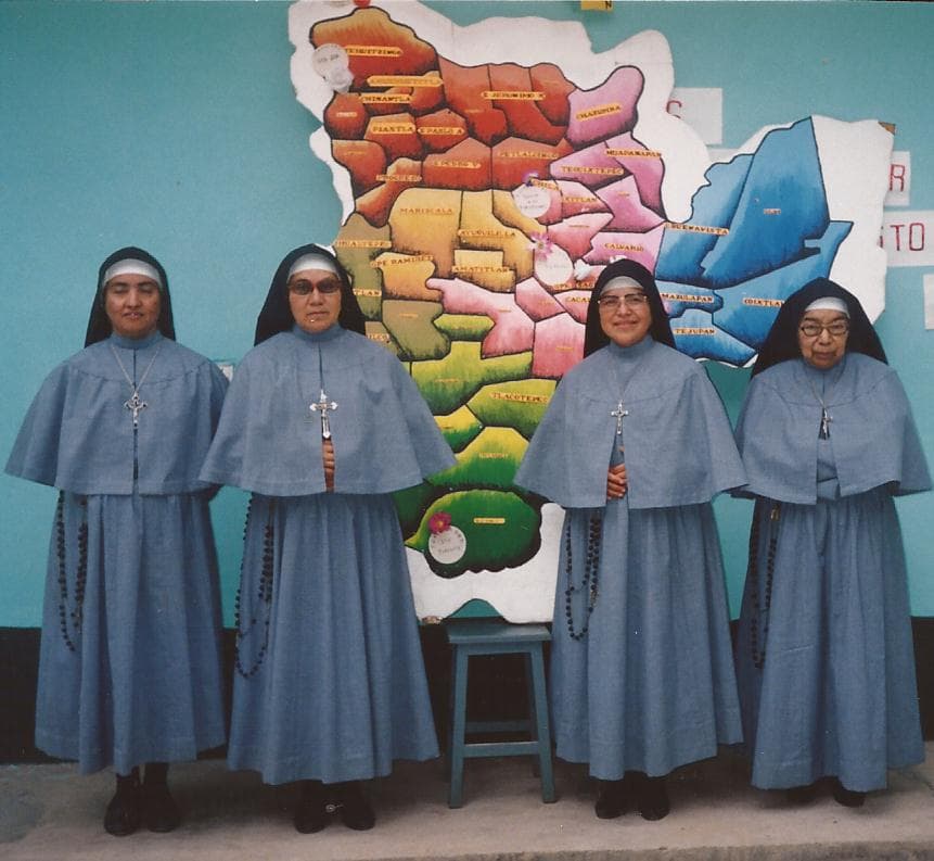 Las primeras hermanas que iniciaron la Congregación, con la Madre Elisa María del Sagrado Corazón